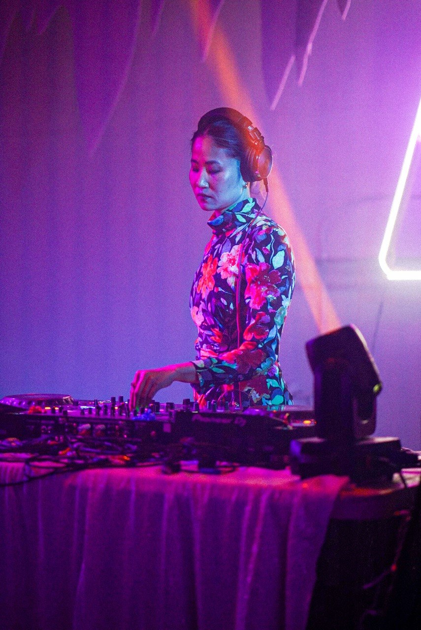 Yinzey performing live at Plumhouse SLC